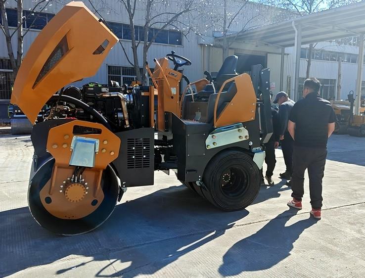 3月18日，哈薩克斯坦客戶來廠體驗考察5噸膠輪壓路機(jī)